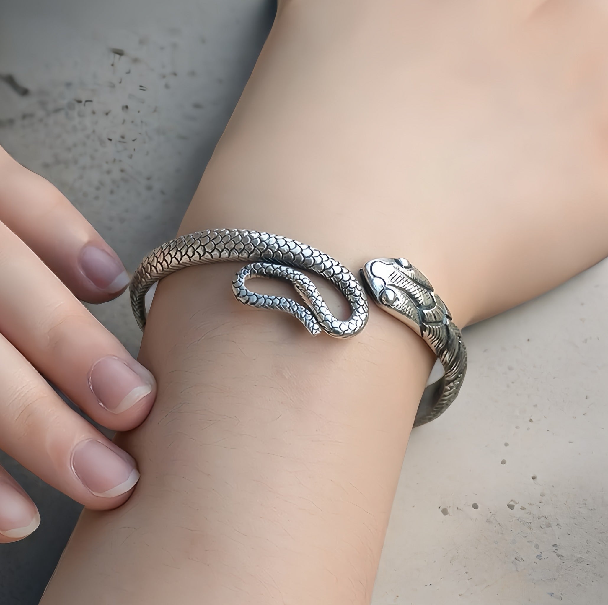 Ouroboros Silver Bangle (Item No.SB174)